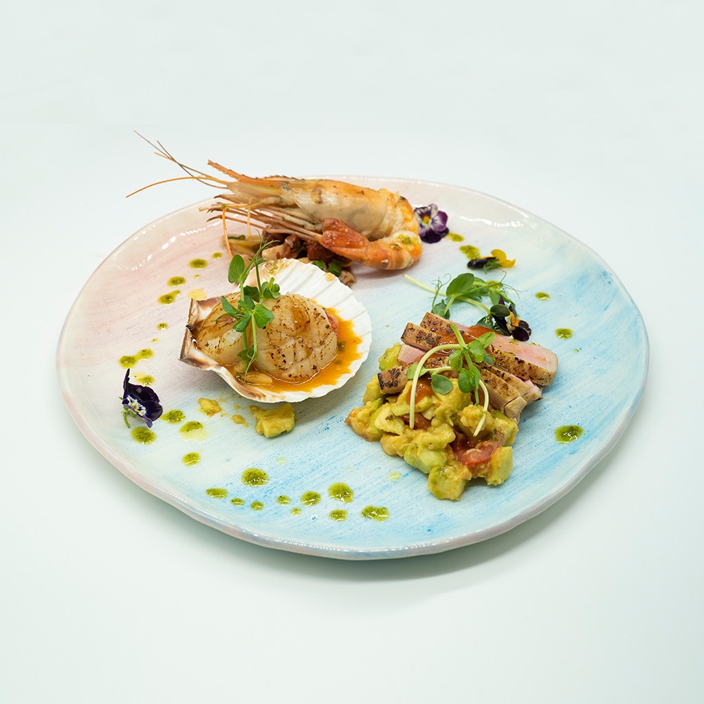 Vara – Trio Mediteranean (file de ton cu avocado si sos salsa, creveti B.T. cu anghinare romana si vinegreta de zmeura si scoici saint jacques pe pat de rosii cherry cu pesto busuioc) Vara – Trio Mediteranean (file de ton cu avocado si sos salsa, creveti B.T. cu anghinare romana si vinegreta de zmeura si scoici saint jacques pe pat de rosii cherry cu pesto busuioc)